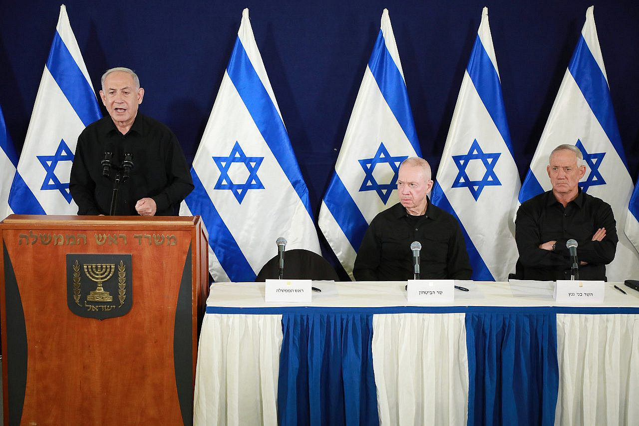 Le Premier ministre israélien Benjamin Netanyahu, le ministre de la Défense Yoav Gallant et le ministre sans portefeuille Benny Gantz tiennent une conférence de presse conjointe au ministère de la Défense, à Tel Aviv, le 11 novembre 2023. (Marc Israel Sellem/POOL)