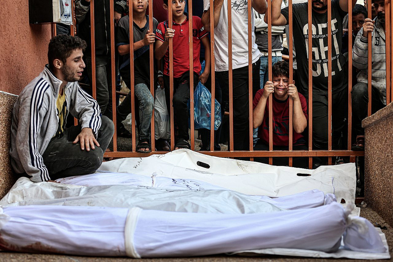 L'hôpital Al-Nasser de Khan Younis regorge de corps de Palestiniens tués et blessés pendant la nuit lors des frappes aériennes israéliennes, dans la bande de Gaza, le 25 octobre 2023. (Mohammed Zaanoun/Activestills)