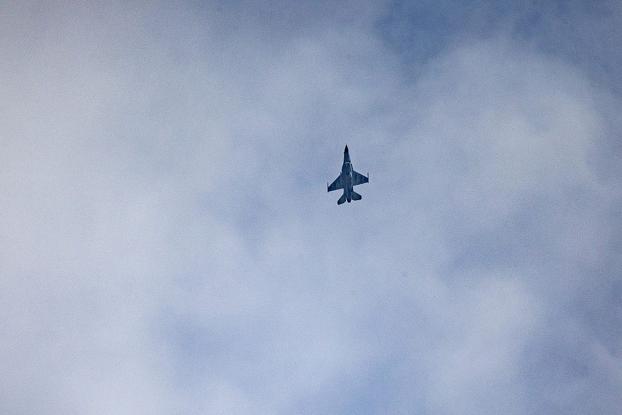 Un avion de guerre israélien survole la bande de Gaza, le 13 novembre 2023. (Yonatan Sindel/Flash90)