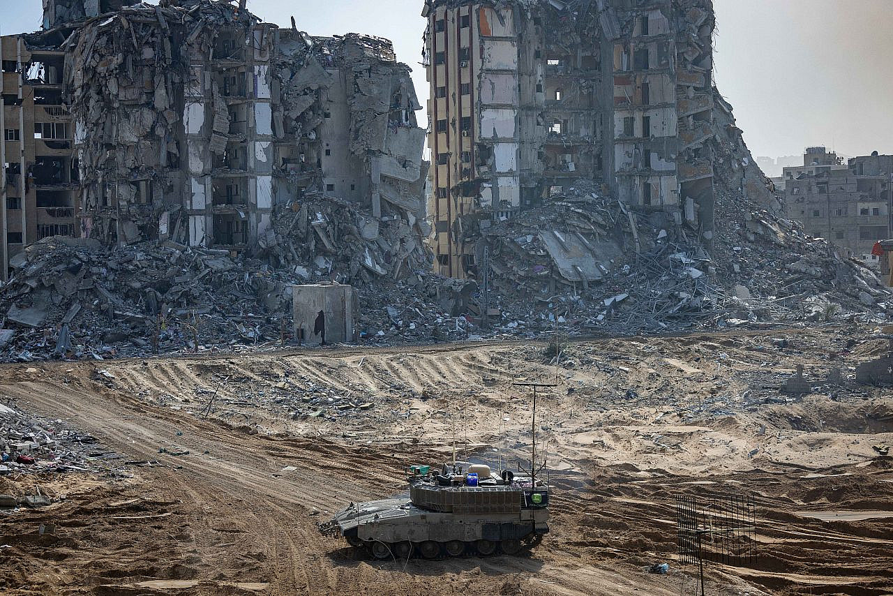 Un char israélien est vu à l’intérieur du camp de réfugiés d’Al-Shati, au nord de la bande de Gaza, le 16 novembre 2023. (Yonatan Sindel/Flash90)